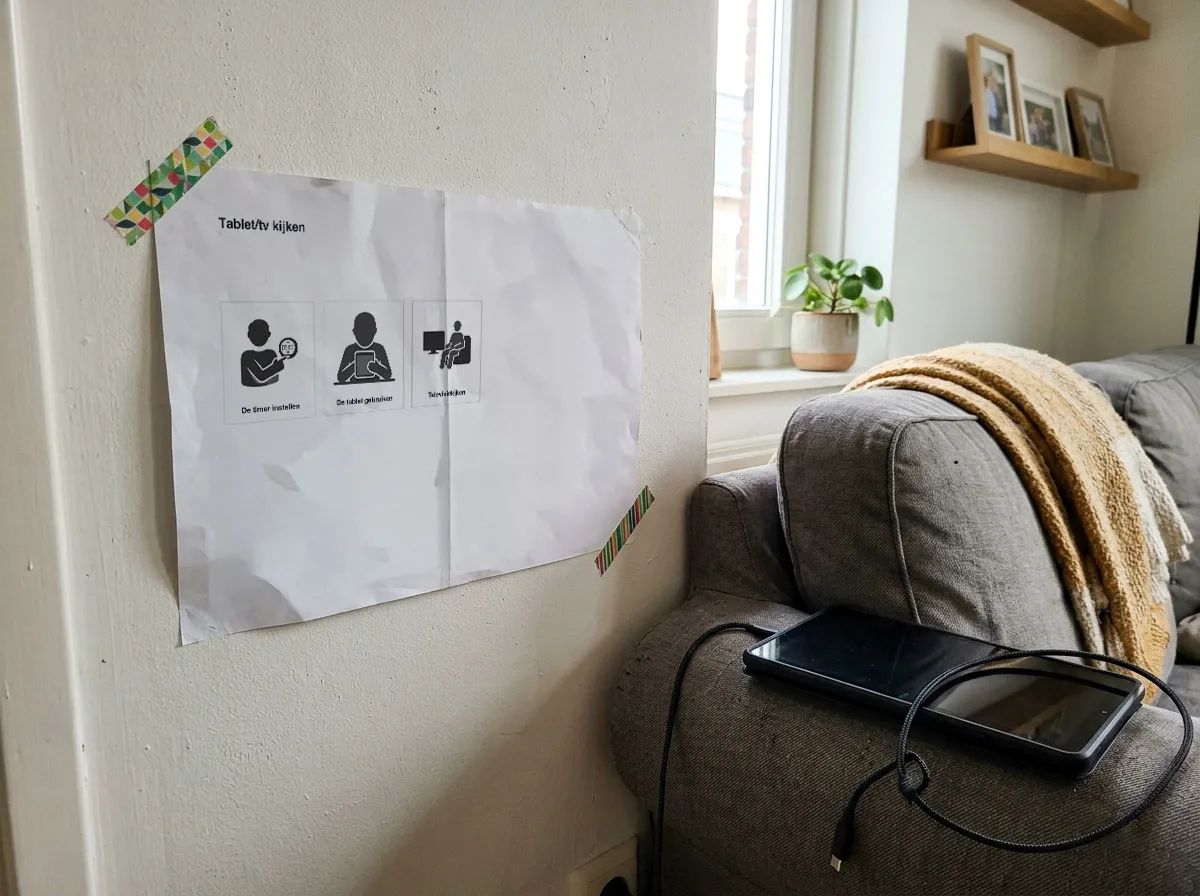 Geprinte picto's voor schermtijd naast een bank